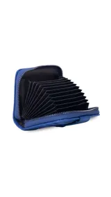 Tarjetero compacto tipo abanico con cierre perimetral y solapa frontal con broche a presión. Cuenta con múltiples ranuras para tarjetas y está confeccionado en material símil cuero con textura granulada.