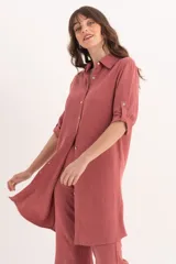 Camisa larga color rosa de lino con cuello clásico, abotonada al frente y mangas 3/4 con trabillas.