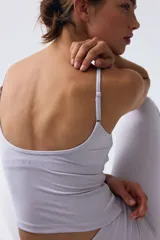 Top deportivo cropped color lila de corte ajustado, con breteles finos ajustables, escote redondo y soutien integrado con relleno extraíble. Confeccionado en tejido funcional con tecnología SoftMove y DryMove.