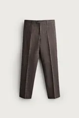 Pantalón de traje regular fit marrón con sutil estampado a cuadros, confeccionado en mezcla de lino y lana. Cuenta con bolsillos delanteros, bolsillos traseros de doble vivo con botón y raya marcada en el centro de las piernas.