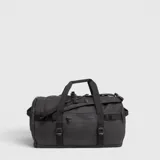 Bolso tipo duffel color negro, versátil y funcional, diseñado para viajes o gimnasio. Cuenta con compartimento principal amplio, bolsillos exteriores de acceso rápido, asas de mano y correas ajustables para llevar como mochila.