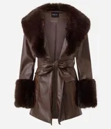 Blazer largo de cuero sintético color marrón, con cuello amplio y puños decorados con pelo sintético. Incluye un cinturón de la misma tela para ajustar en la cintura.