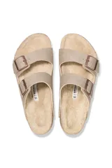 Sandalias Birkenstock Arizona con forro de piel de oveja, color gris topo, con dos correas ajustables con hebillas de metal color cobre.