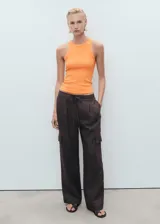 Top sin mangas de tejido de canalé, con diseño entallado, cuello halter y tirantes anchos.