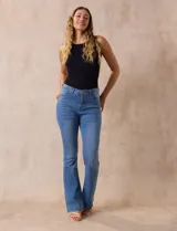Jean bootcut de tiro alto, pierna recta y terminación bootcut. Pretina con pasadores, botón y cierre. Delantera y trasera con bolsillos.