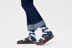 Medias Happy Socks de caña media, color azul con estampado de nubes blancas.
