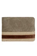 Billetera Legacy de lona bicolor en tonos gris y beige, con detalle de franja en cuero marrón y logo grabado.