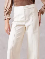 Pantalón de eco cuero negro, marca Elan, con pretina, cierre y broche interno. Presenta costura frontal en la pierna y bolsillos simulados en la parte trasera.