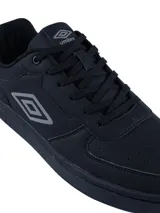 Championes urbanos Umbro modelo Milo, color negro con logo de la marca en gris en el lateral. Presentan un diseño clásico con cordones y suela de goma al tono.