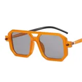 Lentes de sol con marco de acetato color naranja translúcido, diseño geométrico estilo aviador moderno y cristales oscuros con protección UV400.