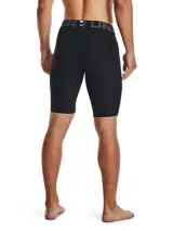 Calza corta de compresión Under Armour, confeccionada en tejido HeatGear ultraligero que absorbe el sudor y se seca rápidamente. Cuenta con cintura elástica ancha con logo visible, paneles de malla para ventilación estratégica y bolsillo lateral Strength Pocket.