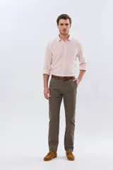 Pantalon azul marino de corte ajustado, con trabillas para cinturón y bolsillos laterales, confeccionado en tejido liviano con elasticidad.
