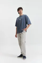 Remera de manga corta color verde con efecto lavado, corte boxy holgado con hombros caídos, escote redondo y logo bordado en el pecho.