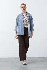 Pantalón de mujer color beige, de corte recto y tiro alto, con costuras frontales marcadas que recorren la pierna.