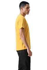 Remera de algodón color amarillo con cuello redondo, mangas cortas y logo pequeño de Levi's bordado en el pecho.