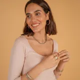 Anillo de diseño ancho con acabado satinado, elaborado en plata 925 con detalle de línea central en oro.