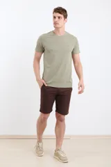 Remera de hombre color terracota, de manga corta y cuello redondo, con un pequeño logo bordado en el pecho.