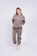 Pantalón de jogging negro con cintura elástica y cordón ajustable. Estampado con la palabra "GRAPHITE" en blanco en la pierna izquierda.