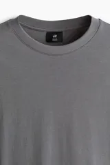 Remera de manga larga H&M, confeccionada en punto de algodón liviano, con cuello redondo y corte estándar.