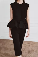 Top negro de manga sisa de Zara Woman Collection, confeccionado en mezcla de algodón, con cuello redondo y bajo acabado en peplum fruncido.