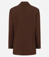 Blazer de sastrería color marrón, de corte regular y largo, con cuello peaked, cierre frontal cruzado con botones, bolsillos con tapa y mangas largas con botones decorativos.