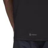 Remera de running Adidas negra de corte clásico con logo en la manga y en el ruedo.