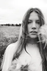 Vestido corto blanco con cuello mao de volados, mangas globo largas con puños fruncidos y falda escalonada con inserciones de encaje en escalera.