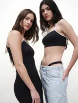 Top de bikini marrón acanalado, con breteles finos color naranja y ribete blanco en el escote.