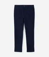 Pantalón slim de sastrería de color gris claro, confeccionado en sarga de algodón con elastano, con cierre frontal de botón y cremallera, y bolsillos.