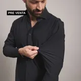 Camisa de vestir negra de manga larga, confeccionada en tejido técnico elástico y libre de arrugas, con cuello clásico y cierre frontal de botones.