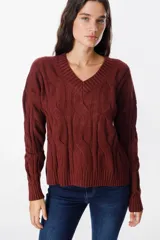 Sweater de tejido de punto fino en color beige, con silueta holgada, cuello en V y diseño de textura ramificada en relieve.