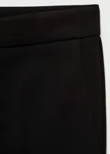 Pantalon de vestir de corte recto y tiro medio, confeccionado en tejido de punto roma. Cuenta con cierre frontal de cremallera, gancho y doble botón, trabillas para cinturón, dos bolsillos laterales y dos bolsillos de ribete en la parte posterior.