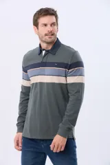 Remera polo de manga larga con diseño de rayas horizontales en tonos azul marino, marrón y gris. Presenta cuello camisero con cierre de botones y puños elásticos en las mangas.