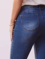 Jean de tiro alto, color azul, con corte bootcut y bolsillos delanteros y traseros.