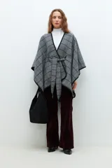 Capa gris con estampado escocés, cuello en V y lazo para atar en la cintura.