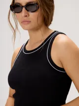 Musculosa básica Mutma Nifa de algodón color negro, con diseño ajustado al cuerpo, ribetes blancos en contraste en el cuello y sisas, y logo bordado en el centro del pecho.