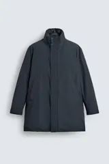 Parka acolchada impermeable color gris oscuro, de corte regular fit, con cuello doble subido, bolsillos de vivo en la cadera y cierre frontal con cremallera oculta por solapa con botones a presión.