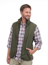 Chaleco de polar color verde oliva, con cierre frontal completo, cuello alto y bolsillos laterales con cierre.