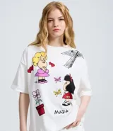 Remera de algodón con corte boxy, cuello redondo y manga corta. Presenta una estampa frontal colorida con personajes de la historieta Mafalda y elementos gráficos.