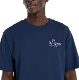 Remera de algodón color azul marino, con cuello redondo y mangas cortas. Presenta un pequeño diseño gráfico estampado en el pecho izquierdo.