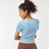 Camiseta cropped de manga corta color azul claro, con cuello redondo y corte ajustado.