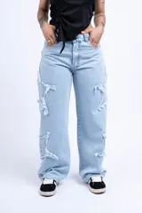 Pantalón de jean celeste de corte ancho con roturas y flecos en forma de estrella.