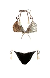Bikini de dos piezas con estampado tropical en tonos beige, marrón y verde, confeccionado con poliéster reciclado y elastano. Incluye corpiño triangular con aros decorativos de madera y tiras con borlas, y bombacha vedetina con tiras laterales ajustables terminadas en borlas.