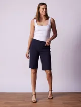 Bermuda azul marino de gabardina elastizada, marca Zac & Rachel.