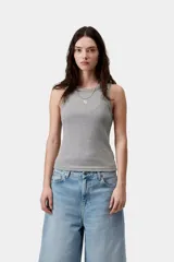 Musculosa negra de punto acanalado, con diseño de espalda deportiva y calce al cuerpo.