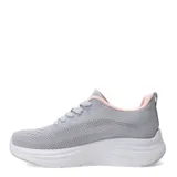 Championes deportivos de tejido de punto en color gris, con suela blanca de plataforma y detalles en color rosado en el interior y logo lateral.