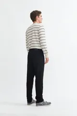 Pantalón de jean azul oscuro, corte slim fit.