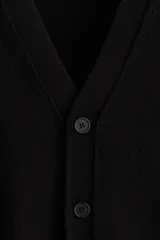 Cárdigan negro de punto fino con textura cepillada y cuello en V pronunciado. Presenta botonadura frontal y corte estándar.
