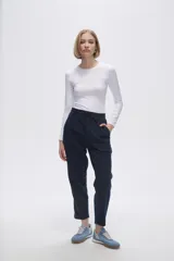 Pantalón tipo babucha de corte recto, confeccionado en tejido con felpa, con cintura elástica y cordón de ajuste frontal.