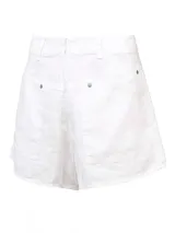 Short de lino orgánico blanco, de tiro alto y calce holgado, con bolsillos laterales amplios con detalles de tachas y cierre posterior.